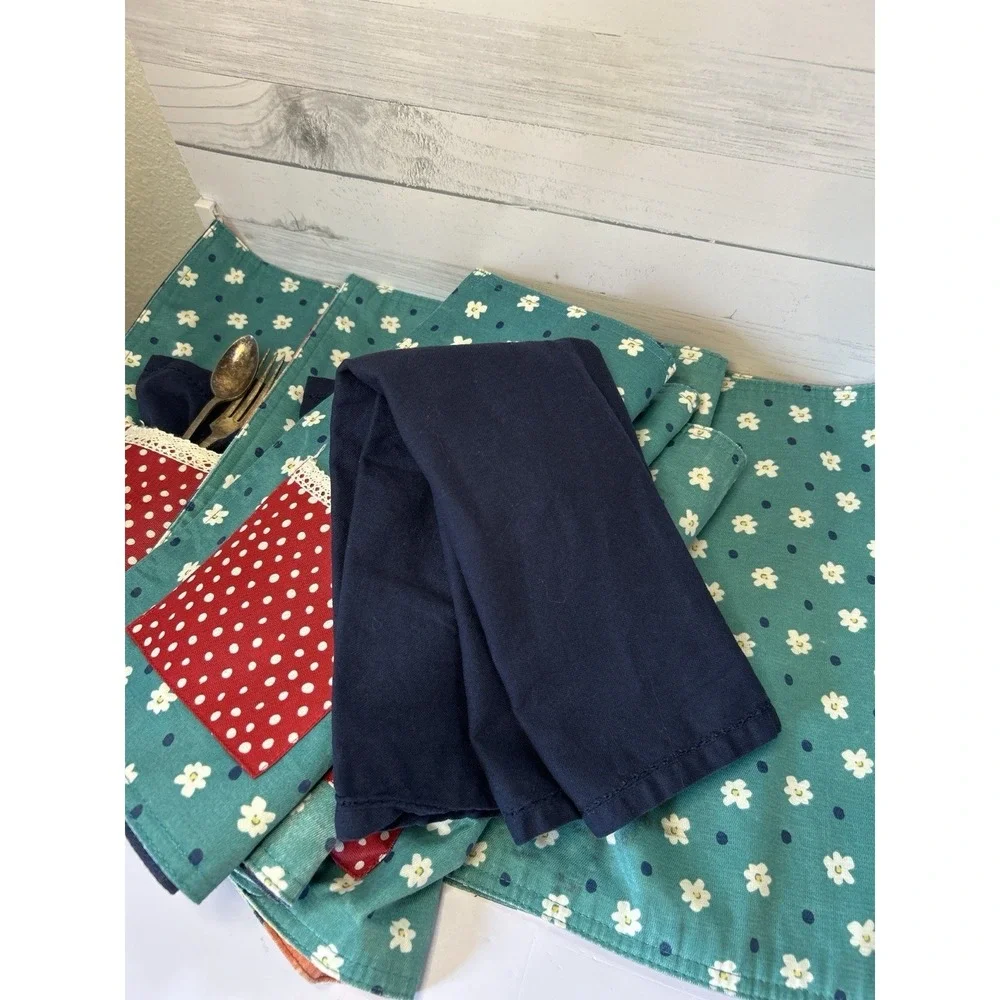 Set of 6 Reversible Placemats with Silverware Pockets + 4 Coordinating Napkins